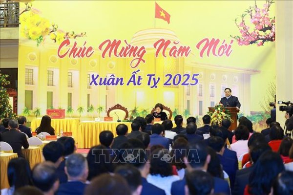 Thủ tướng Phạm Minh Chính chúc mừng năm mới và giao nhiệm vụ cho ngành Ngân hàng